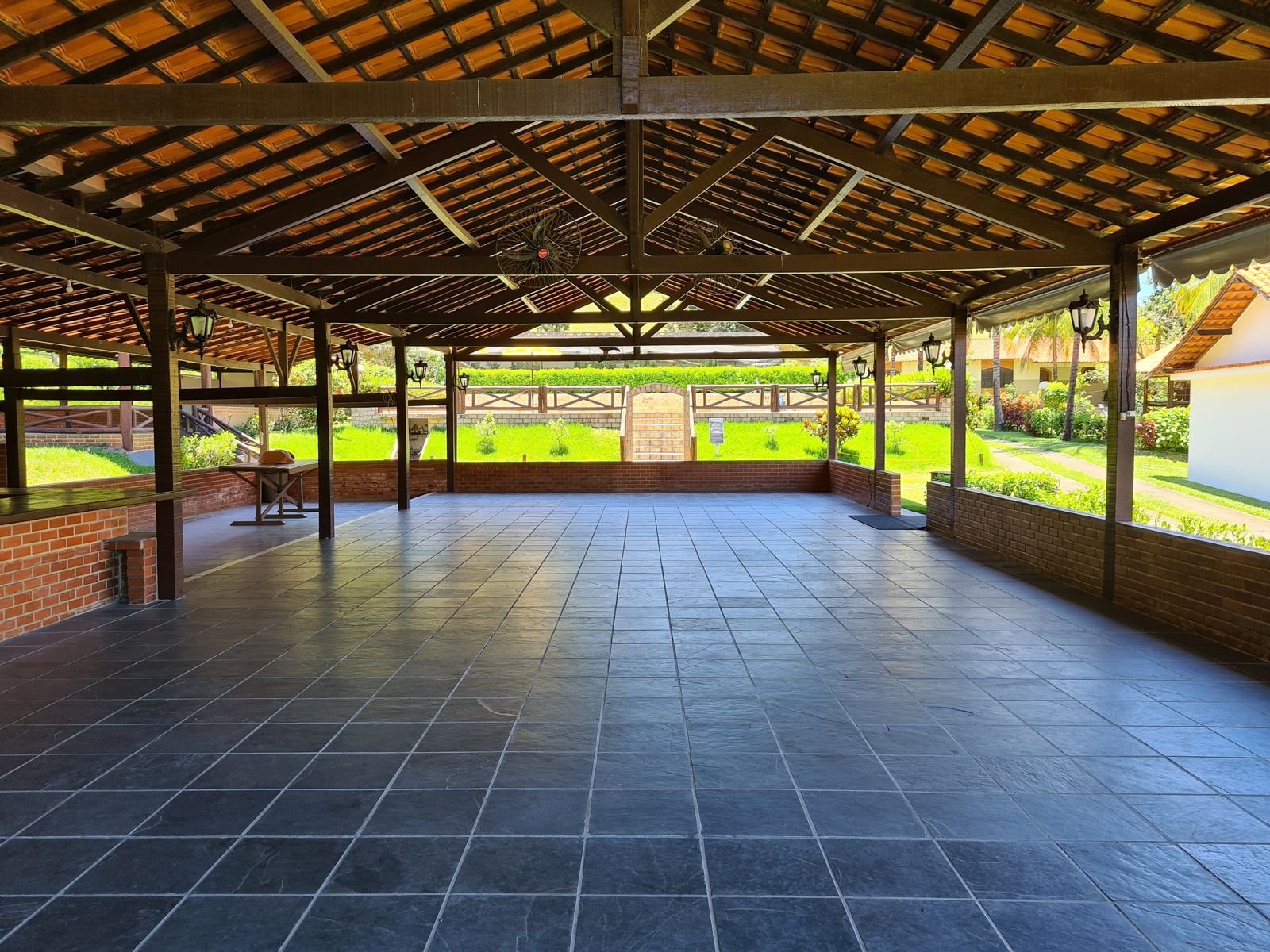 Salão principal coberto com vista para o gramado
